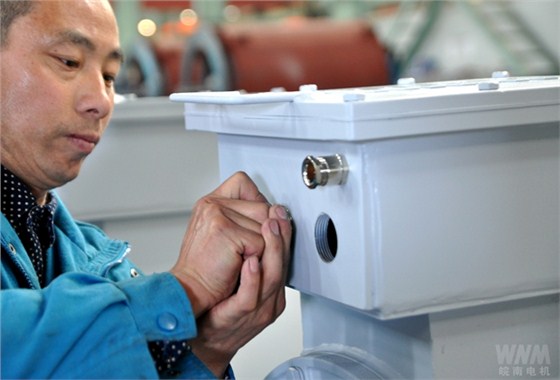 員工在進行盾構機電機交付前最后的細查 員工在進行盾構機電機交付前最后的細查