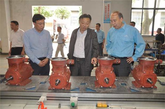 省自然資源廳副廳長潘海濱(中)在皖南電機車間調研 省自然資源廳副廳長潘海濱(中)在皖南電機車間調研