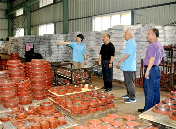 皖南電機副總經理陳蕾正在向縣衛健委同志介紹公司的防汛消殺工作 皖南電機副總經理陳蕾正在向縣衛健委同志介紹公司的防汛消殺工作