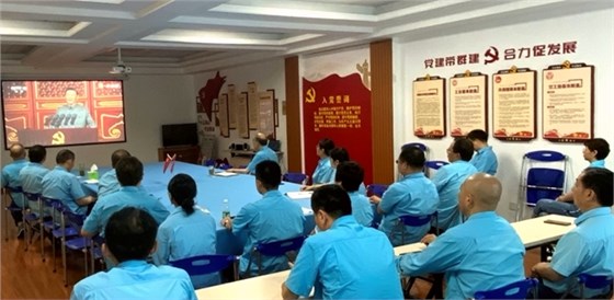 皖南電機黨委書記、副董事長管兵正在與公司黨員干部一起集中收看大會直播