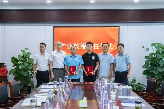 公司技術(shù)人才獲市工業(yè)學(xué)校&ldquo;產(chǎn)業(yè)教授&rdquo;聘書(shū)