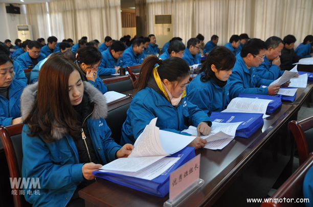 皖南電機(jī)代表們?cè)谡J(rèn)真聽取工作報(bào)告 皖南電機(jī)代表們?cè)谡J(rèn)真聽取工作報(bào)告