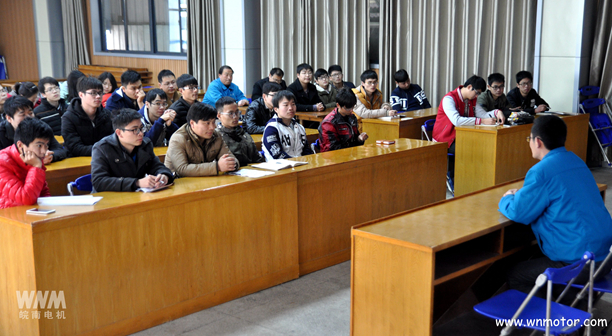 皖南電機(jī)培訓(xùn)處處長(zhǎng)王鈞給學(xué)生介紹公司基本情況 皖南電機(jī)培訓(xùn)處處長(zhǎng)王鈞給學(xué)生介紹公司基本情況