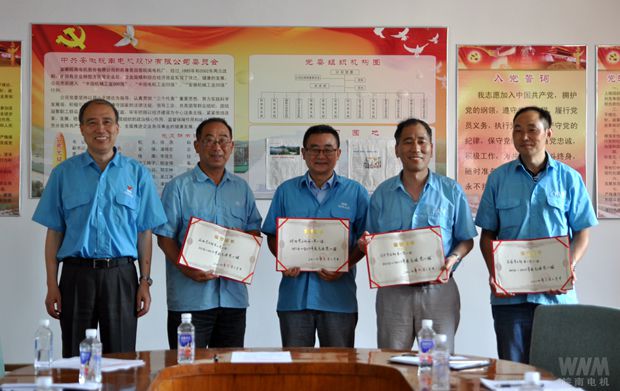 管兵向獲得榮譽的代表頒發(fā)榮譽證書2 管兵向獲得榮譽的代表頒發(fā)榮譽證書2