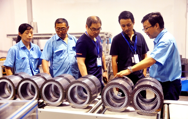 國家安標中心評審人員在皖南電機生產現場取證 國家安標中心評審人員在皖南電機生產現場取證