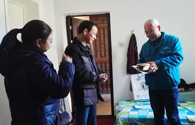 皖南電機工會主席將愛心捐款交給患病員工 皖南電機工會主席將愛心捐款交給患病員工