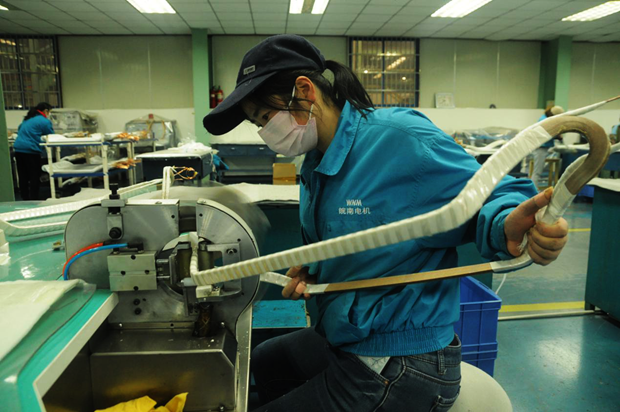 威能公司線圈車(chē)間高壓線圈組正在進(jìn)行成型線圈的機(jī)包作業(yè) 威能公司線圈車(chē)間高壓線圈組正在進(jìn)行成型線圈的機(jī)包作業(yè)