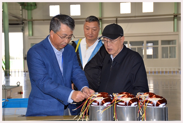 圖為中國機械工業聯合會特別顧問蔡惟慈（右一）、上海電器科學研究所(集團)有限公司黨委書記鄒孟奇（中）在公司副總經理孫躍（左一）的陪同下參觀皖南電機生產車間