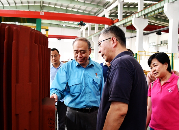 圖為公司黨委書記、副董事長管兵正在向校友介紹公司產(chǎn)品 圖為公司黨委書記、副董事長管兵正在向校友介紹公司產(chǎn)品